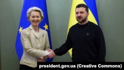 Президентка Єврокомісії Урсула фон дер Ляєн (л) із президентом України Володимиром Зеленським, архівне фото