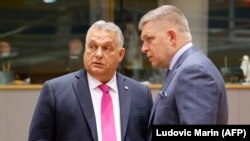 Mađarski premijer Viktor Orban (lijevo) i njegov slovački kolega Robert Fico prije početka samita čelnika EU u Bruxellesu (fotoarhiva)