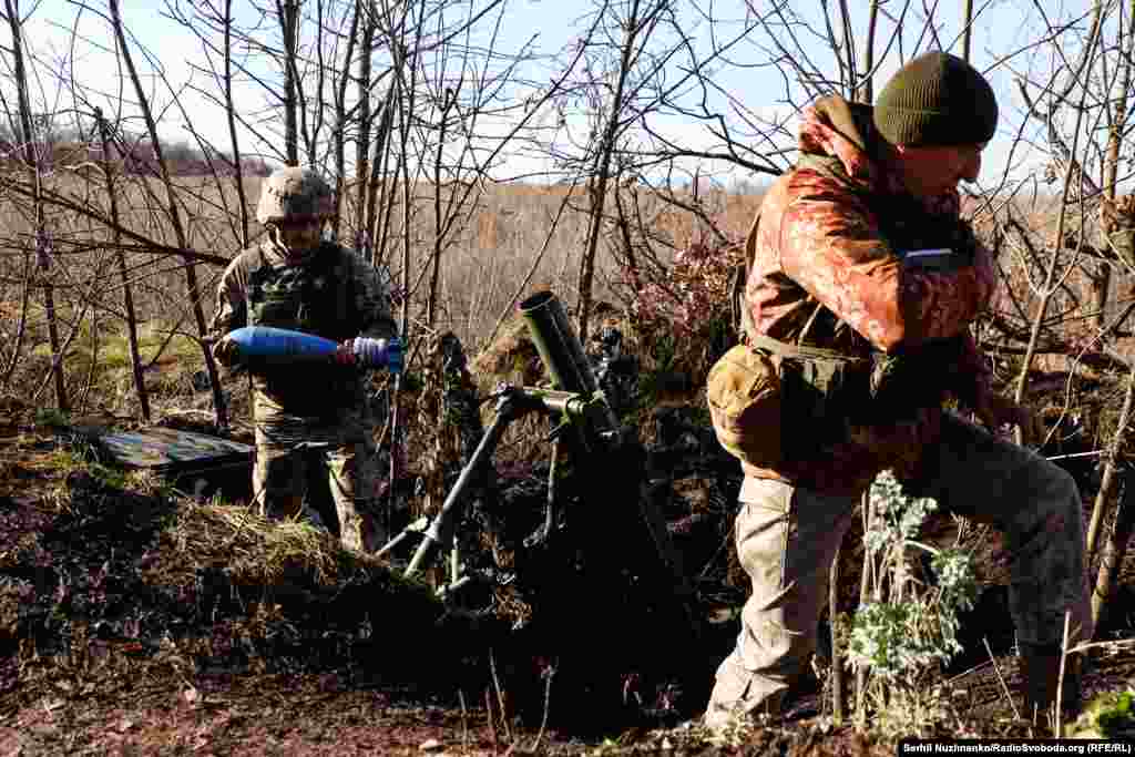 Jedinica radi ubrzano na postavljanju minobacača nakon što je zračno izviđanje identificiralo ruski položaj. &nbsp;