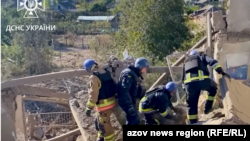 Рятувальники працюють на місці влучання російського снаряда, Нікополь, Дніпропетровська область, фото ілюстративне