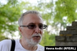 Aktivista Zlatoje Martinov u obilasku antifašističkih spomenika u Beogradu.