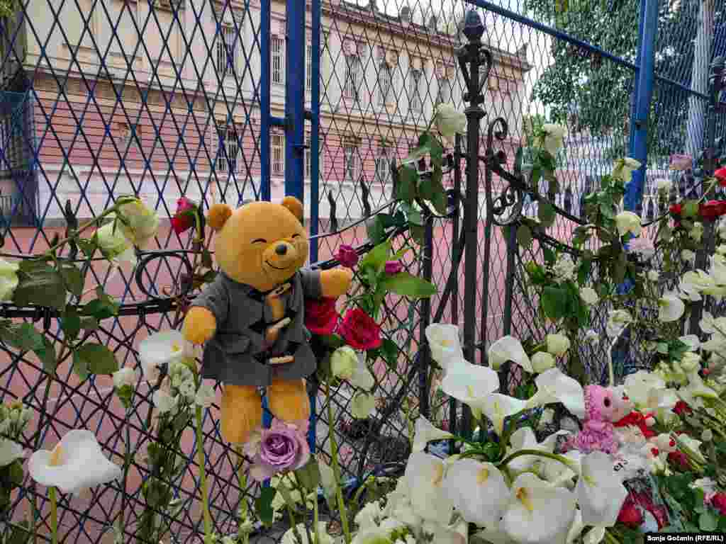 Deo prosvetnih radnika, okupljenih u sindikatu Nezavisnost i Uniji sindikata prosvetnih radnika Srbije, obustavlja rad u petak, 5. maja. Zaposleni će tog dana biti u školama i drugim obrazovnim ustanovama, ali neće izvoditi nastavu.  