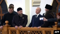 Президент Росії Володимир Путін (у центрі) разом із главою Чечні Рамзаном Кадировим (другий ліворуч) відвідує мечеть у Грозному, 20 серпня 2024 року