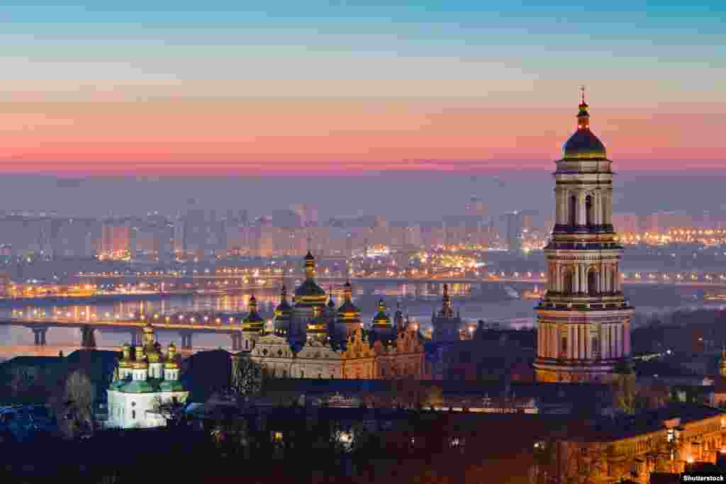 Poglavar Rimokatoličke crkve je 15. marta u obraćanju spomenuo tenzije u vezi s kijevskim samostanom. Papa Franjo je pozvao &quot;zaraćene strane [u Ukrajini] da poštuju vjerska mjesta&quot; i pohvalio one koji se posvećuju molitvi, &quot;koje god vjeroispovijesti bili&quot;.