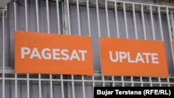 Znak za uplate na albanskom i srpskom u Severnoj Mitrovici, 28. januar 2024.