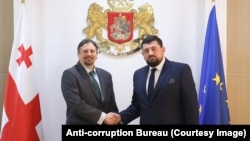 რიჩარდ ნეფიუ ხვდება ანტიკორუფციული სააგენტოს ხელმძღვანელს, რაჟდენ კუპრაშვილს.