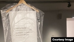 Инсталляция, размещенная студентами вместо подготовленной работы в залах запрещенной выставки "Тонкие граждане"