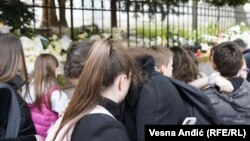 Sveće ispred Osnovne škole "Vladislav Ribnikar" u Beogradu, 4. maj 2023. 