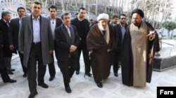 محمود احمدینژاد و مهدوی کنی در مراسمی در دانشگاه امام صادق در بهمن ماه ۹۲