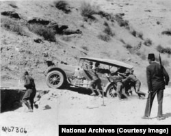 "Loše mjesto za automobile" u blizini rijeke Eufrat, vjerovatno u današnjoj istočnoj Turskoj u septembru 1919. godine, tokom američke misije u Jermeniji