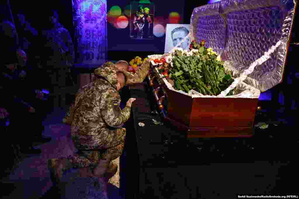 Бойові товариші прощаються із побратимом