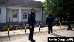 Policajci pored školskog dvorišta nakon masovne pucnjave u selu Dubona, 5. maj 2023.