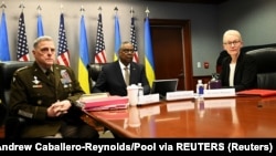 Načelnik Združenog štaba SAD Mark Mili (Milley), ministar odbrane Lojd OStin (Lloyd Austin) i pomoćnica ministra odbrane za međunarodna bezbednosna pitanja Selest Volander (Celeste Wallander) na virtuelnom sastanku Kontakt grupe za odbranu Ukrajine u Pentagonu, 15. mart 2023.