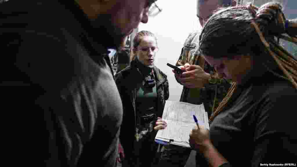 Prijateljica je 4. marta napisala: "Mogla je izabrati lakši put i otići iz zemlje, mogla je da nastavi mirno da radi u kompaniji, ali je izabrala drugi put, put pravog heroja." 