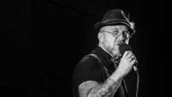 Мухарский и его Лютый Антон Мухарский на сцене