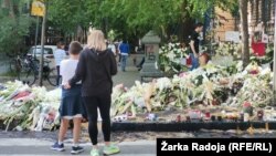 Cveće i sveće za ubijene u Osnovnoj školi "Vladislav Ribnikar" u Beogradu, 7. maj 2023.