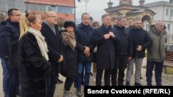 Dušan Janjić iz beogradskog Foruma za etničke odnose kaže da je lista Srbija protiv nasilja pokazala da može na terenu da razgovara sa Srbima sa Kosova, za razliku od Vučićeve SNS. Fotografija: Članovi liste Srbija protiv nasilja u kampanji na Kosovu, Gračanica, decembar 2023.