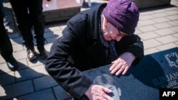 Vear Prekolaj plače uz grob brata na obeležavanju Dana nestalih osoba u Meji, 27. aprila 2023. Srpska vojska je u tom selu na Kosovu 1999. godine izvršila masakr.