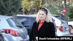 ქეთი ბეგიაშვილი იაშვილის კლინიკის ეზოში, 15 ნოემბერი