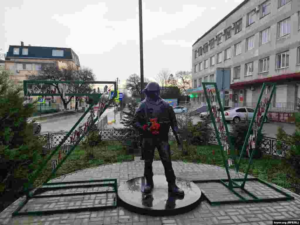 Напротив площади имени Ленина установлен памятник «вежливому человеку» и буквы-символы российской агрессии против Украины – ZOV