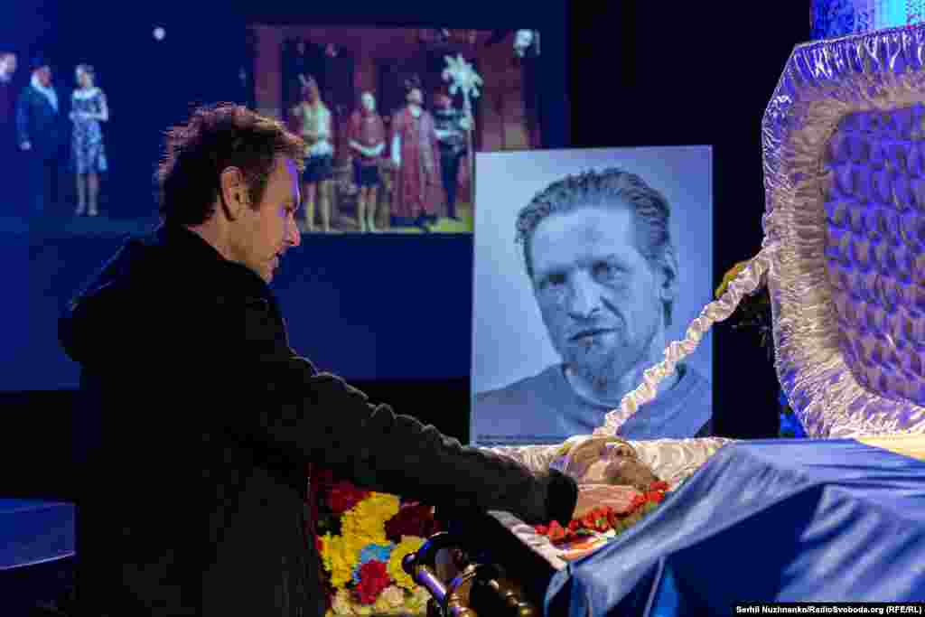 Український музикант, лідер гурту «Океан Ельзи» Святослав Вакарчук під час прощання в Театрі на Подолі