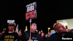Izrael potresaju demonstracije građana koji traže ostavku premijera Netanjahua (na fotografiji, 17. marta, 2024.) i prevremene izbore. Fotografija: protesti protiv Netanjahua sa porukom "Bibi, izlazi iz našeg života", Tel Aviv, januar 2024.