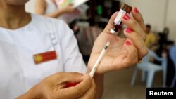 Medicinska sestra priprema vakcinu protiv ospica (Ilustracija)