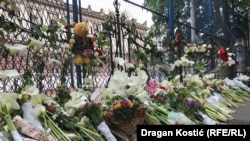 Cveće i sveće ispred beogradske škole "Vladislav Ribnikar" dan nakon masovne pucnjave u kojoj su poginuli đaci i radnik obezbeđenja, 4.5.2023.