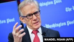 "Evropljani brinu hoće li se Amerika vratiti u neoizolacionističku, antiglobalističku politiku sa sloganom Amerika na prvom mjestu", kaže kolumnist Washington Posta David Ignatius. "Moj odgovor bi bio ne, mislim da se to ne događa."
