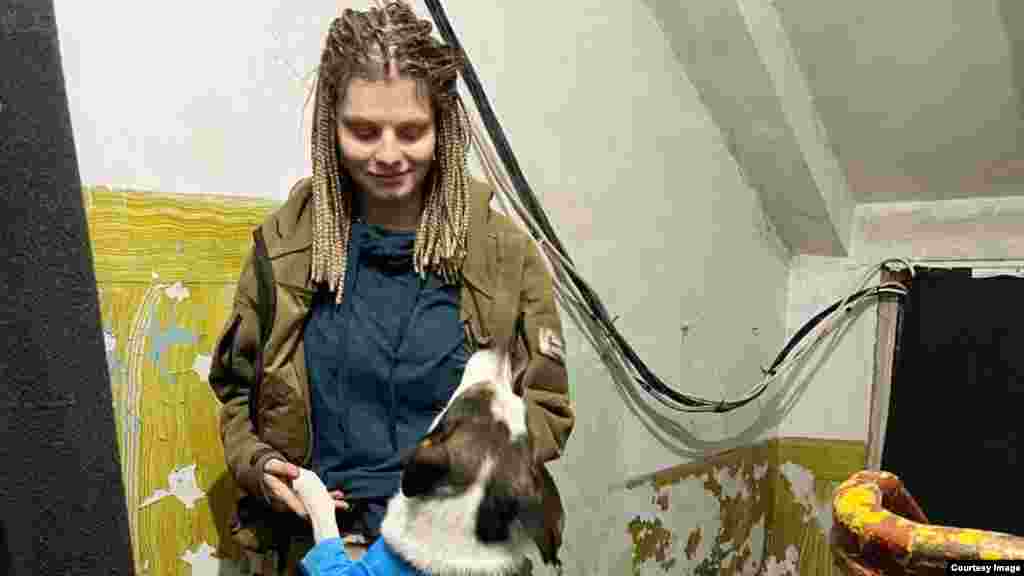 Rykhlitska, 29, snimljena 22. februara. Dana 3. marta, pet dana nakon što je forografija AP-a objavljena širom svijeta, medicinarka sa prvih linija fronta je ubijena, kako se navodi, od ruske granate koja je pogodila vozilo kojim je putovala dok je pomagala u transportu ranjenih sa bojišta oko Bakhmuta.