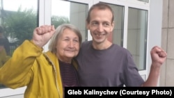 Активист Глеб Калинычев с матерью сразу после приговора суда