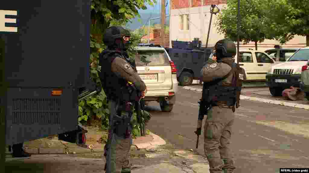 Pripadnici Kosovske policije kod zgrade opštine u Zvečanu. Oni su tu od 26. maja, kada su na sjeveru porasle tenzije, nakon ulaska u opštinske zgrade novih albanskih predsjednika opština Zvečan, Leposavić i Zubin Potok.