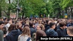 Hiljade građana odaju poštu ubijenima u osnovnoj školi u Beogradu