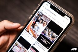 Fotografija iz decembra 2023. prikazuje korisnika aplikacije TikTok koji gleda videozapise s haštagom "Tajvan će biti bolji samo ako padne DPP", koji se odnosi na tajvansku Demokratsku progresivnu partiju (DPP) u Tajpeju.