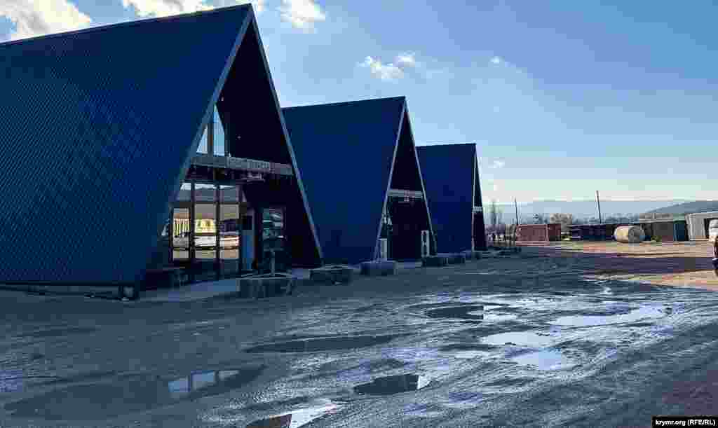 Этот «Ночлег туриста» обустроили на территории автостоянки у ворот парка в 2023 году