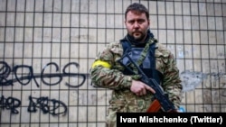 „ჩვენ სხვა არჩევანი არ გვაქვს. ორივე ფრონტზე წინ უნდა ვიაროთ“, - ამბობს მოსამართლე მიშჩენკო, რომლის დემობილიზაცია პრეზიდენტ ზელენსკისთან შეთანხმდა.