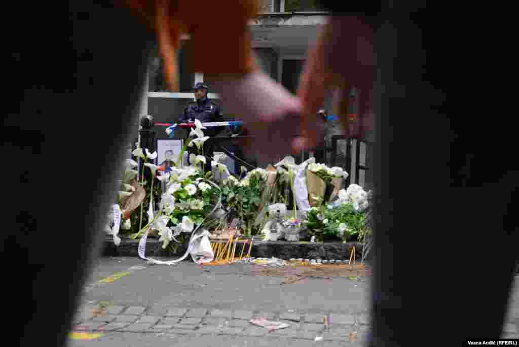 Poruke vršnjacima ostavljaju beogradski učenici, koji su se u velikom broju okupili ispred škole. 