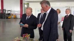 Путин разглядывает жевачку Путин разглядывает жевачку