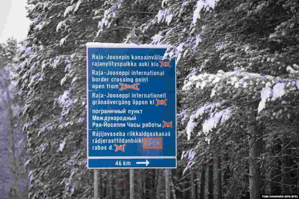 Putokaz pokazuje put do graničnog prelaza Raja-Josepi. Helsinki optužuje Moskvu da šalje migrante ka granici iz odmazde zbog odluke Finske da poveća saradnju u oblasti odbrane sa SAD. Kremlj negira te optužbe.