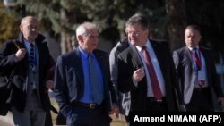 Lajčak: "Naš sporazum definiše šta Srbija i Kosovo treba da rade i strane su se obavezale da sprovedu ili da poštuju sve odredbe ovog sporazuma i njegovog aneksa." (Borelj i Lajčak u Orhidu 18. marta)