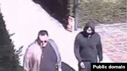 Nepokretna slika preuzeta s videa nadzorne kamere koja navodno prikazuje Artyoma Ussa (desno) kako bježi iz kućnog pritvora u Milanu, Italija, 22. marta 2023.