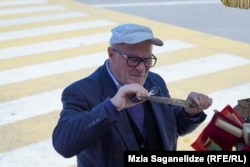 ოთარ ჩხაიძე 7-8 წელია მშრალ ხიდზე მუშაობს, ორდენები არ მაქვს, მხოლოდ მედლები და სამკერდე ნიშნები, ახლა იმდენი აღარ დარჩა, რამდენიც ადრე იყოო. მასთან მედლები 3-7 ლარი ღირს.