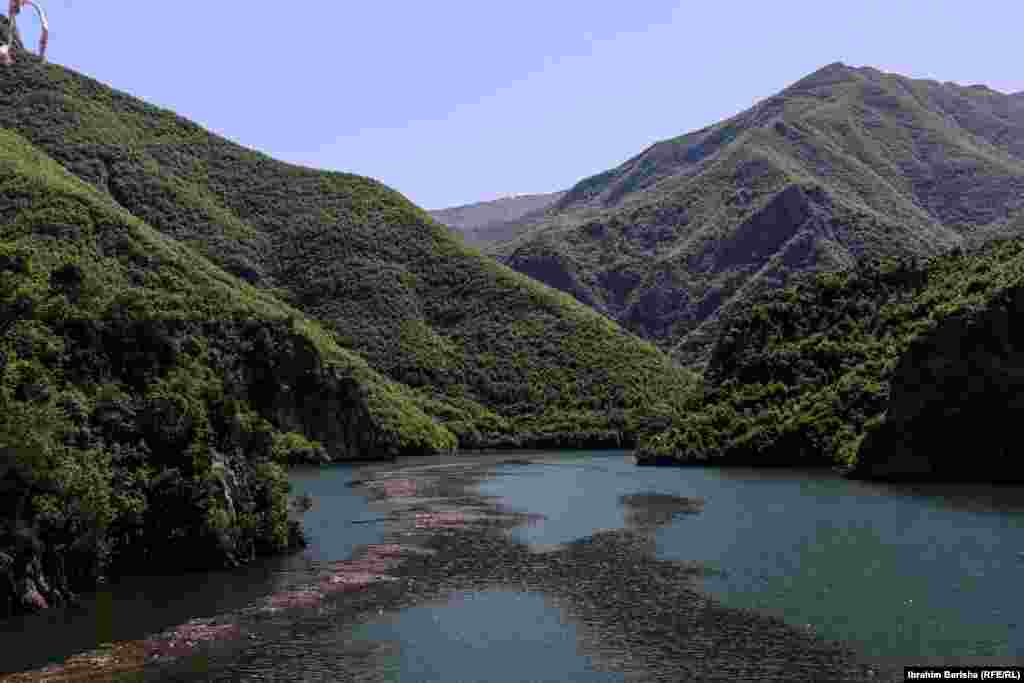 Turistička atrakcija u Albaniji, jezero Komani neprestano je ugrožena brojnim otpadom koji se vidi na površini, maj 2024.