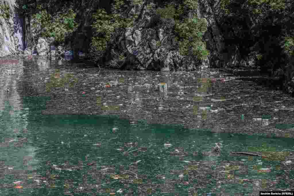 Početkom maja na površini jezera mogla se vidjeti velika količina smeća.