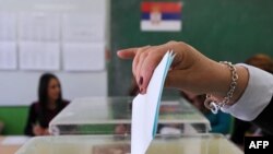 Za Skupštinu Srbije bira se 250 poslanika. Poslaničko mesto dobiće one liste koje su na izborima osvojile najmanje tri odsto od ukupnog broja glasova.Glasanje na jednom od prethodnih izbora u Srbiji, ilustrativna fotografija