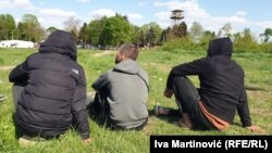 Ljudi u pokretu na poljani ispred izbegličkog kampa u Somboru, 27. april 2023.