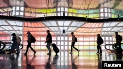 Як зазначає NYT, поки неясно, чи cтосуватимуться обмеження людей з візами, що вже діють, а також власників грін-карт