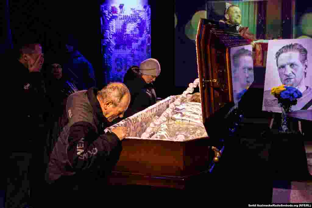 Близькі Василя Кухарського біля його домовини під час прощання в Театрі на Подолі