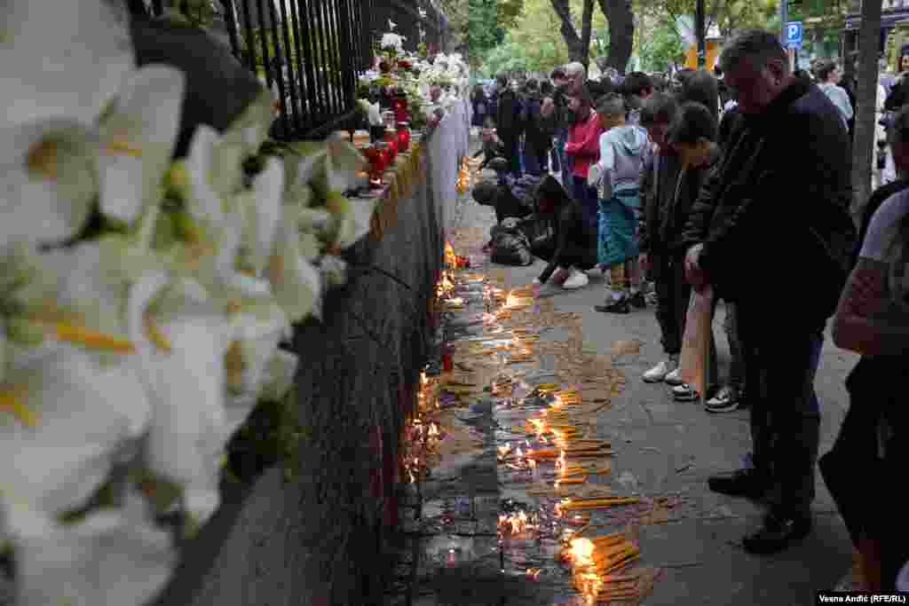 Za učenike beogradskih osnovnih i srednjih škola, četvrtak 4. maj bio je radni dan. Mnogi su sa nastavnicima došli da odaju počast nastradalima. 