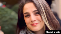 Roja Hešmati objavila je na Facebooku da je kažnjena sa 74 udarca bičem zbog objave na društvenim mrežama iz aprila -fotografiji na kojoj nije noila hidžab. 